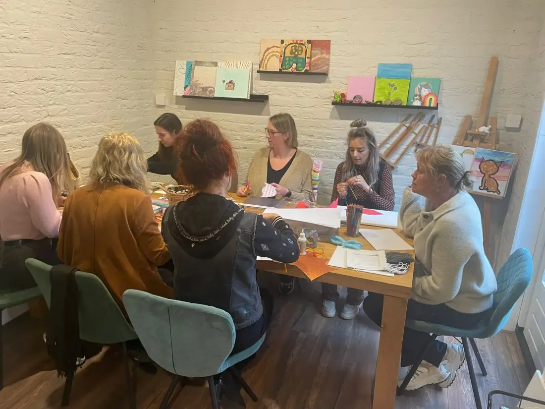 Deelnemers werken met creatieve materialen tijdens een praktijkdag emotieregulatie en gedragspatronen