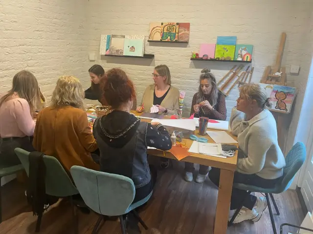 Deelnemers werken met creatieve materialen tijdens een praktijkdag emotieregulatie en gedragspatronen