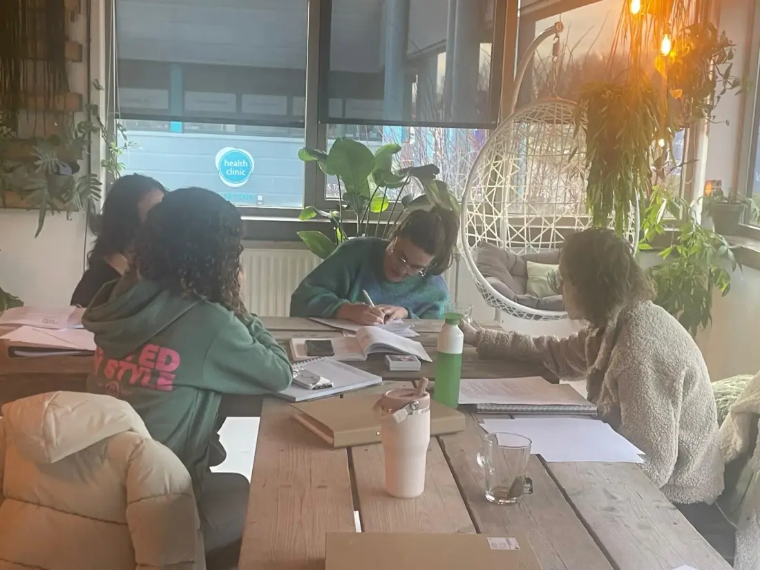 Deelnemers werken samen aan een opdracht tijdens een praktijkdag gespreksvaardigheden